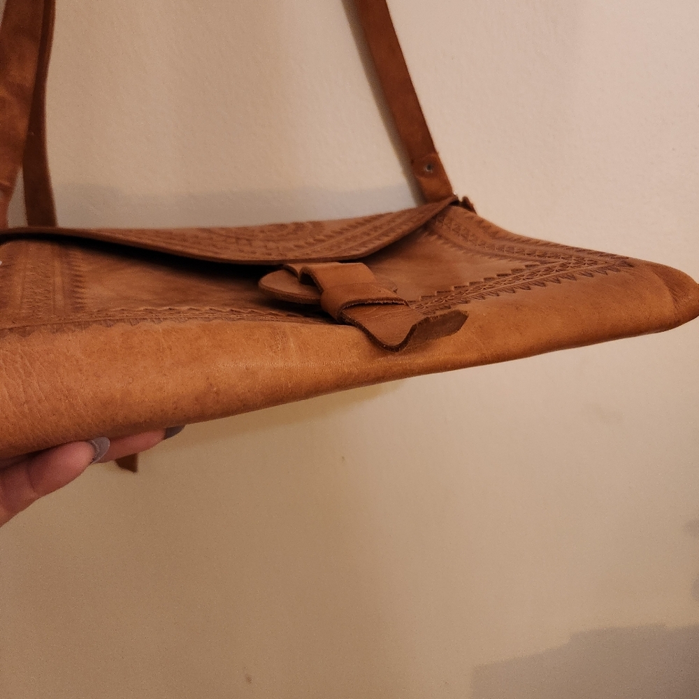Handmade Leather Crossbody Shoulder Bag - Picture 3 of 14